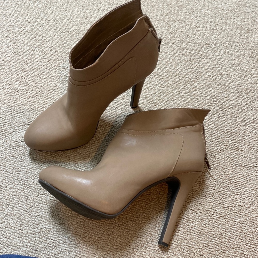 Jessica Simpson booties size 7 taupe